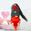 Gnomo di San Valentino con cappello a pois grigi e barba rossa che tiene un cuore rosso - Rudolf in Maglia Cappello Grigio / Grigio