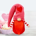 Nain de la Saint-Valentin tricoté rose avec chapeau à cœur et bras rayés rouges sur bois - Rose