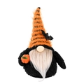 Halloween-Zwerg Plüschpuppe mit Fledermaus-Streifenhut und Kürbis auf weißem Hintergrund - Kürbis-Stil halten