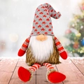 Gnome de Noël avec bonnet en tricot gris et jambes rayées pour décor de fête - Style masculin avec chapeau gris