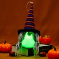 Gnomo di Halloween con cappello a righe viola e corpo verde luminoso su libro nero - Ornamento Luminoso Cappello da Strega Halloween Stile A (Viola Arancione a Righe)