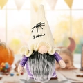 Gnomo di Halloween in maglia con cappello a ragno bianco, corpo viola e barba grigia - Stile cappello bianco