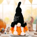 Gnomo di Halloween lavorato a maglia con cappello a ragnatela nero e corpo arancione - Stile cappello nero