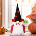 Halloween Vampir-Zwerg Plüsch mit rotem Umhang und Fledermaushut auf Holztisch - Electric Vampire Rudolph Black Hat