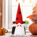 Halloween-Gnom mit rotem Spinnenhut und schwarzem Vampirumhang als Festdekoration - Elektrischer Vampir Rudolph Roter Hut