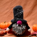 Halloween Vampir-Zwerg Plüschpuppe mit schwarzem Spinnennetz-Hut und rotem Umhang - Rudolph Rundhut Stil