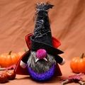 Halloween Vampir-Gnom Dekoration mit violettem LED-Licht und Spinnennetz-Muster - Rudolph Spitzhut Stil