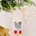 Gnomo di Natale con cappello bianco, barba grigia e stivali rossi su un ramo innevato - Ciondolo Rudolph Corna Lana d'Agnello Beige