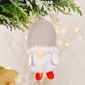 Gnomo di Natale con corna di renna e cappello grigio appeso a un ramo di pino - Ciondolo Rudolph Corna Lana d'Agnello Grigio