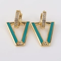 Detalle de pendientes en V dorados con esmalte verde azulado y micropavé de circonitas - Turquesa