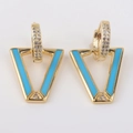 Detalle de pendientes en V dorados con esmalte azul cielo y circonitas brillantes - Azul cielo