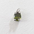 Macro detail of oval olive green zircon pendant with star-shaped silver prongs - Olive Green Oval Style (8)