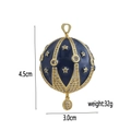 Detailansicht eines tiefblauen Emaille-Eianhängers mit Goldsternen, Maße 4,5 cm mal 3,0 cm - Sternenrelief-Stil (9)