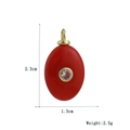 Detail eines roten ovalen Anhängers mit Vergoldung, Maße 2,3 cm x 1,3 cm, mit Gewichtsangabe - Roter Jade