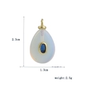 Detailansicht des Tropfen-Opal-Anhängers mit blauem Stein und Gold-Finish-Halterung - Opalin Wassertropfen