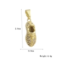 Dettaglio del ciondolo a scarpa dorato con zirconi incastonati e dimensioni precise - Forma di Scarpa da Ginnastica Oro