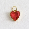 Détail d'un pendentif cœur en pierre rouge facettée avec bordure plaquée or 18 carats - Style de Lunette en Coeur Rouge (07)