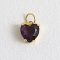 Détail du pendentif cœur en pierre violette avec monture à griffes plaquée or 18 carats - Coeur Violet à Griffes Dorées (09)