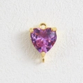 Gros plan du pendentif cœur en pierre violette avec doubles anneaux plaqués or - Connecteur Double Anneau Coeur Violet (11)