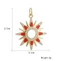 Dettaglio del ciondolo a sole con smalto rosso, zirconi e dimensioni dell'articolo - Forma di Raggio di Sole in Smalto Rosso