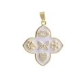 Vista macro dettagliata del ciondolo a quadrifoglio in oro 18k con smalto e piccoli charm - Stile Motivo Quadrifoglio Bianco (7)