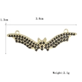 Vista macro di un ciondolo a pipistrello dorato da 3,8 cm con pietre nere e dimensioni - Stile Pipistrello con Strass Neri (11)