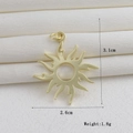 Détail du pendentif soleil plaqué or 18k avec dimensions précises de 3,1cm par 2,6cm - Style Rayonnement de Soleil Doré (01)