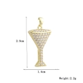 Makroansicht des 18k vergoldeten Martiniglas-Anhängers mit Maßen 2,9cm mal 1,4cm - Cocktailglasform (03)