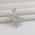 Vue détaillée du pendentif soleil argenté avec rayons enflammés et centre évidé - Design de Flamme de Soleil Creux en Argent (02)