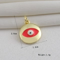 Vista detallada del colgante ojo turco bañado en oro 18k con medidas de 2,0x1,4cm - Estilo Mal de Ojo Redondo de Esmalte Rojo Exterior Tono Dorado (06)