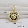 Vista detallada del colgante redondo de cabeza de león en oro 18k con ojos de cristal - Estilo Cabeza de León en Relieve Redondo de Esmalte Negro Tono Dorado (8)