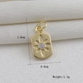 Vue détaillée du pendentif soleil plaqué or 18k avec dimensions 1,8cm x 0,8cm et poids 1,1g - Rectangulaire Floral Gaufré Doré avec Strass (05)
