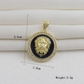 Colgante de cabeza de león dorado con halo de circón y medidas 2,6cm por 1,9cm - Estilo Cabeza de León Redondo de Esmalte Negro Borde Strass Tono Dorado (11)