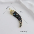 Détail du pendentif corne plaqué or avec émail noir et pierres colorées, longueur 3,1 cm - Corne Italienne en Émail Noir avec Pierres Colorées (7)