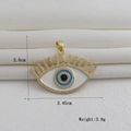 Vista detallada del colgante ojo turco bañado en oro de 18k, tamaño 2,8cm de alto y 3,45cm ancho - Estilo Mal de Ojo Redondo de Esmalte Azul Negro Blanco Borde Strass Tono Dorado (12)