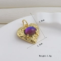 Détail d'un pendentif cœur 1,8x1,4cm en cuivre plaqué or 18k avec texture lave et gemme - Cœur Texture Lave Or avec Pierre Violette Dégradée (9)
