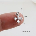 Makroaufnahme von gotischem Silberkreuz-Anhänger mit Zirkon und 1,5 cm Größenangabe - Silber Gotik Strass (03)