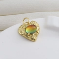 Gros plan d'un pendentif coeur en or 18k avec texture martelée et pierre irisée - Cœur Martelé Doré avec Pierre Jaune Irisée (10)