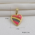 Vista macro de colgante corazón bañado en oro 18k con esmalte colorido y medidas - Estilo Corazón Rayas de Esmalte Arcoíris Strass Individual Tono Dorado (15)