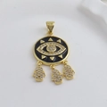 Detalle macro del colgante de ojo turco bañado en oro 18k con tres manos de fátima - Estilo Dije Mano de Fátima Triple de Strass Redondo Esmalte Negro Tono Dorado (25)