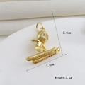 Vue macro d'un pendentif skieur en or 18k avec dimensions et gravure SKI ZONE - Décor Forme Skieur Doré avec Strass (15)