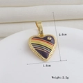 Vista macro del colgante de corazón en oro de 18k con diseño de arcoíris y cristal - Estilo Corazón de Esmalte Patrón Arcoíris Strass Individual Tono Dorado (22)