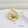 Détail d'un pendentif fleur plaqué or 18k avec dimensions de 2,3cm par 1,7cm - Fleur à Cinq Pétales Or Brossé avec Strass (19)