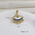 Vista macro del colgante ojo turco oro 18k con altura 2,2cm y un peso total de 1,3g - Estilo Mal de Ojo de Esmalte Azul Blanco Borde Strass Multicolor Tono Dorado (26)