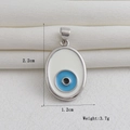 Vista de detalle del colgante de ojo turco con medidas de 2,2 cm de largo y 1,2 cm ancho - Estilo Mal de Ojo Ovalado de Esmalte Blanco Tono Plateado (02)