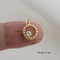 Dettaglio del ciondolo dorato da 1,4 cm con zircone centrale e indicazioni sulle misure - Stile Pietra Principale Incastonata Anello Perlato Oro (27)