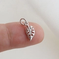 Ciondolo foglia di monstera in argento lucido con design traforato su un polpastrello - Stile Traforato di Precisione Foglia di Monstera Argento (30)