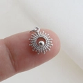 Macro di un ciondolo traforato in argento con perla centrale sulla punta del dito - Stile Perla Lucidata Traforata Radiale Argento (06)