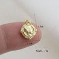 Macro di un ciondolo ritratto vintage dorato da 1,1 cm con piccole pietre bianche - Stile Zirconia Ritratto Moneta Vintage Oro (13)