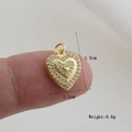 Dettaglio di un ciondolo a cuore placcato oro da 1,5 cm con zirconi, misura e peso mostrati - Stile 3D Cuore Pavé Zirconia Oro (15)